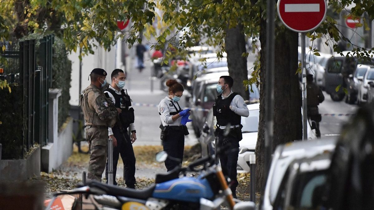 Útočník v Lyonu postřelil kněze, jeho stav je kritický
